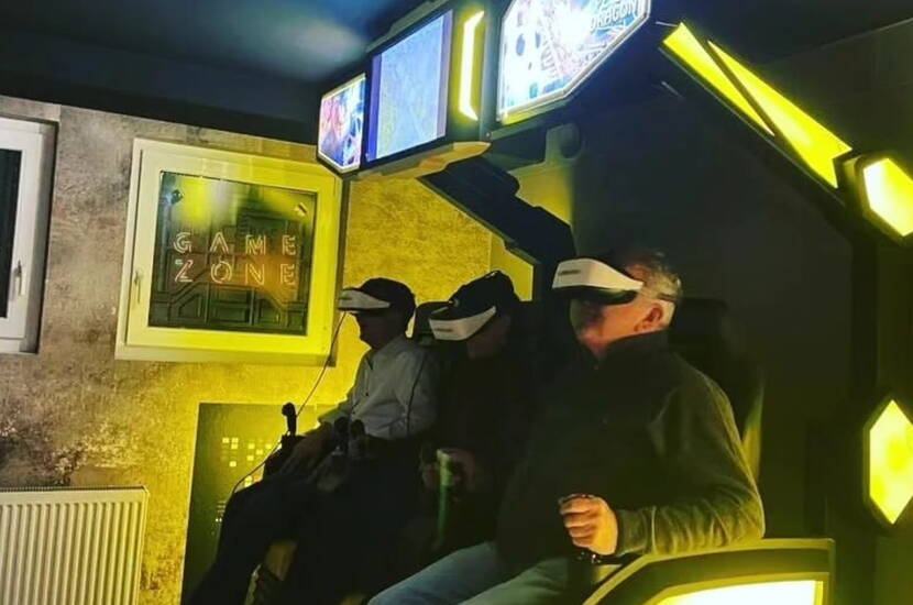 Zoom: In der Game Zone erwartet die Besucher ein immersives Virtual-Reality-Erlebnis. Modernes Equipment, bewegte Sitze und leuchtende Akzente sorgen für ein eindrucksvolles Abenteuer in der digitalen Welt.