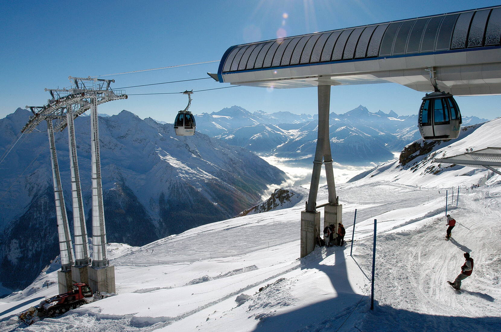 Lauchernalp / Lötschental. Les pentes à l'enneigement garanti, les pistes de ski de fond parfaitement préparées et les chemins de randonnée hivernale sont facilement accessibles par les transports publics ainsi que grâce au chargement des voitures à travers le Lötschberg. 