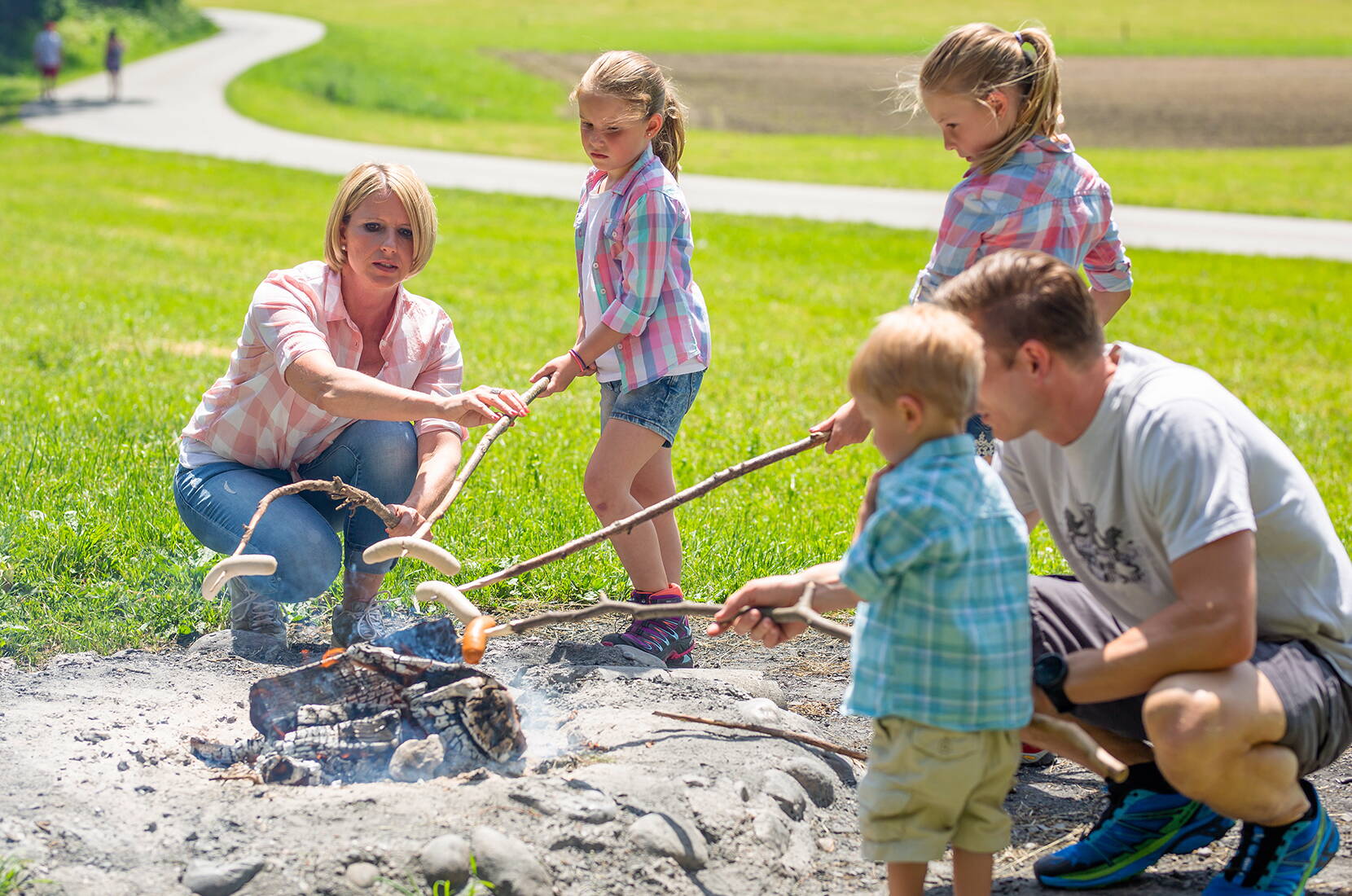 Familienausflug Abenteuerspielplatz Schattwäldli. Der beliebte Spielplatz befindet sich inmitten der Natur und ist problemlos mit Kinderwagen oder Rollstuhl erreichbar. Etwa 20 Minuten von der Bergstation der Zugerberg Bahn entfernt bietet der Spielplatz am Waldrand ausserdem idyllische Schattenplätze, mehrere Feuerstellen sowie Toiletten und fliessend Wasser.