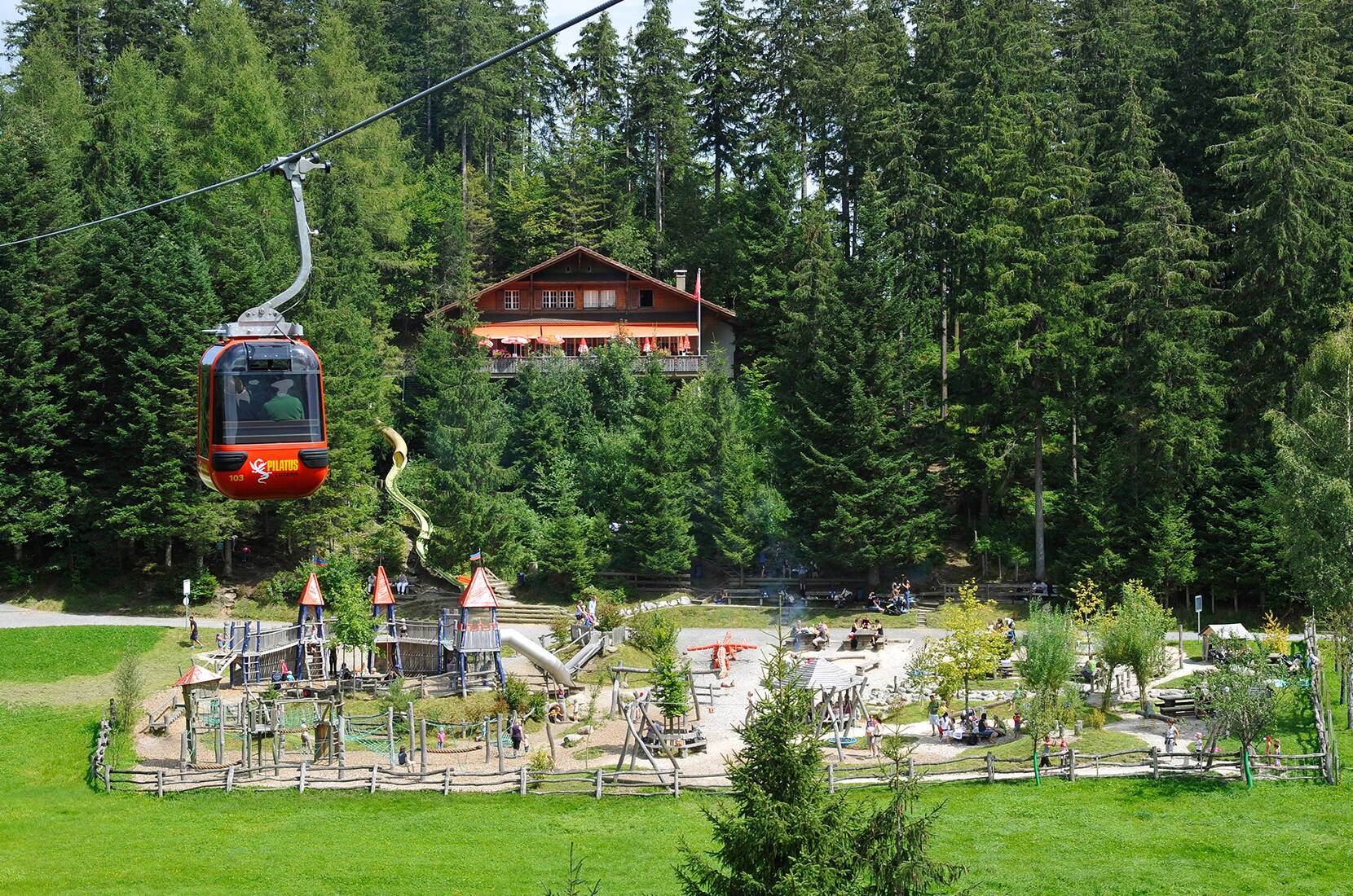 Hier fühlen sich auch kleinere und grössere Drachenfreunde daheim: Drachenburg, Drachenwald, Drachenland – das ist Abwechslung pur. PILU, das süsse rote Kerlchen, das genauso rot ist wie sein «Uurururururururgrossvater» auf dem Pilatus-Schriftzug ist der sympathische Botschafter der Pilatus-Bahnen.