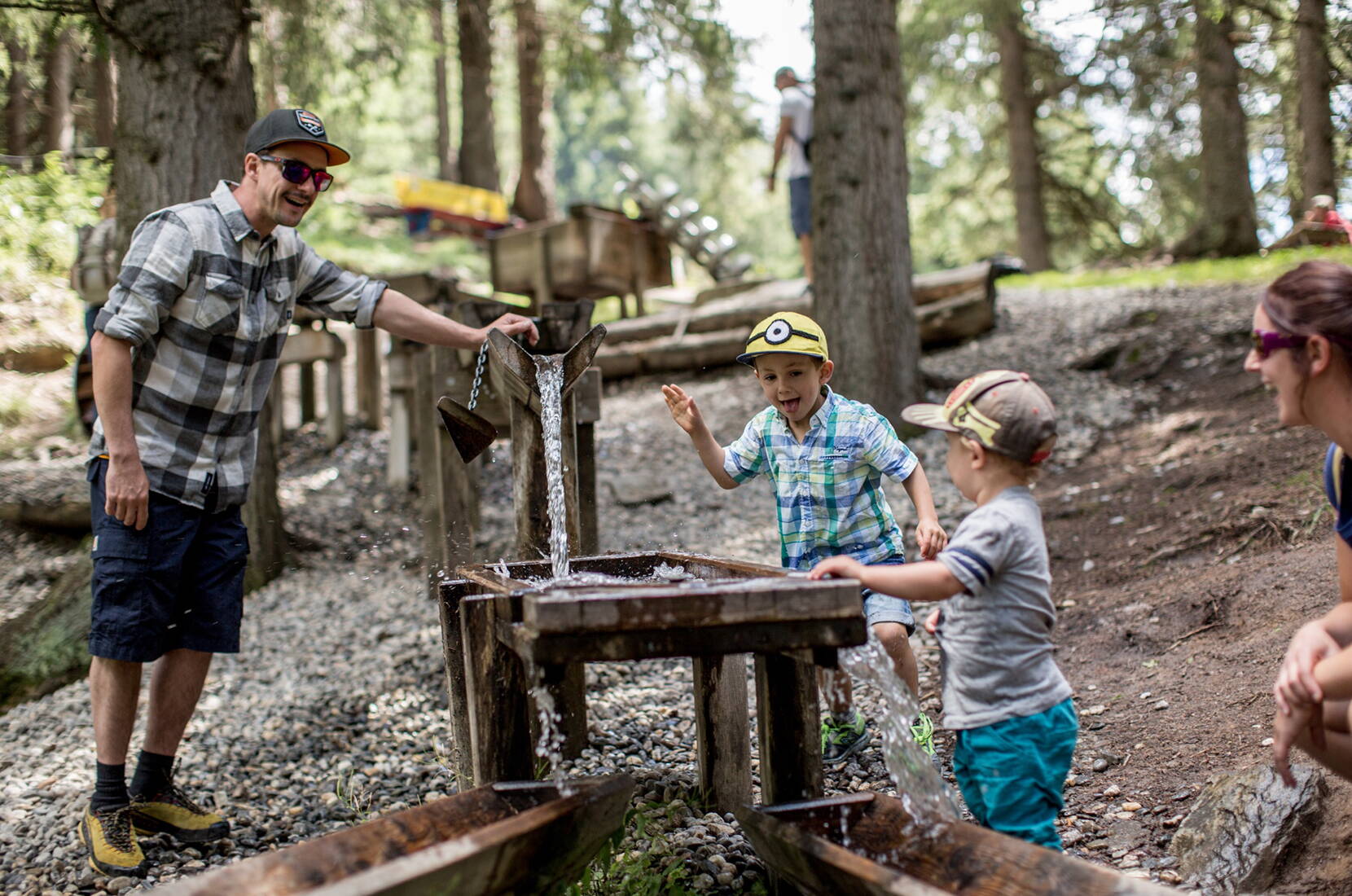 Excursion en famille Sentier de randonnée Globi - Sur le seul sentier de randonnée Globi de Suisse, Globi explique de manière ludique des thèmes comme la nature et la technique à 13 postes.