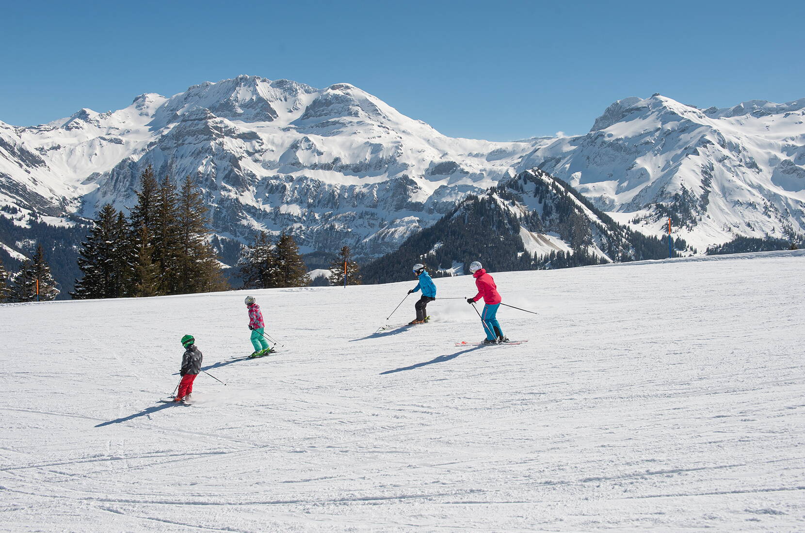 Escursione per famiglie Betelberg. Il Betelberg è giovane e moderno e ha molti punti di forza. Le piste ampie, aperte e perfettamente preparate sono ottime per il carving. Le famiglie apprezzano il Kinderland Stoss e gli impianti di risalita intorno alla stazione intermedia, appositamente progettati per i bambini.