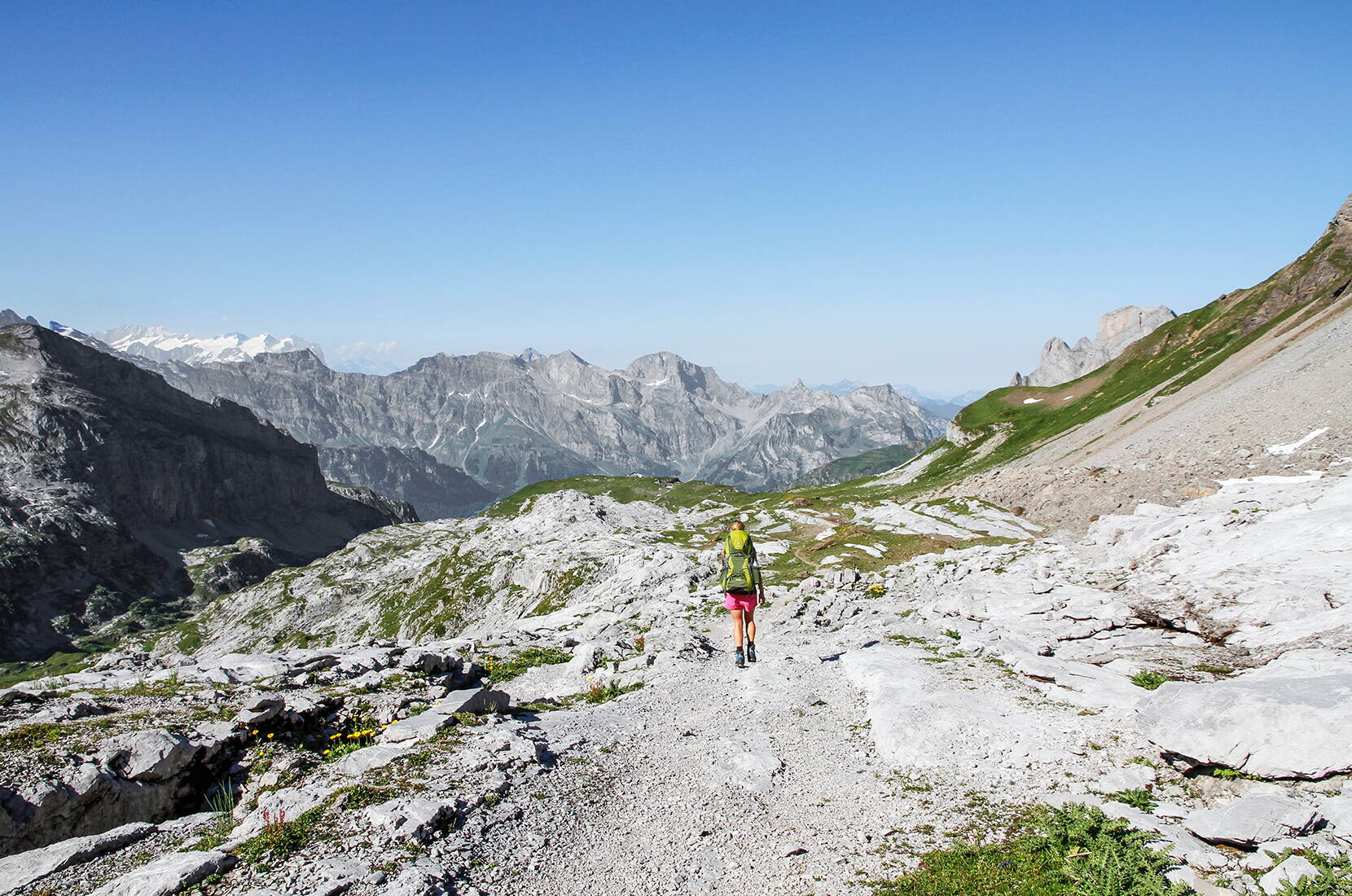 Ein Erlebnisort für Wanderer, Familien und Alpinisten. Schöne Sonnenuntergänge, feines Essen und wunderschöne Bergwelt geniesst man in der Rugghubelhütte.