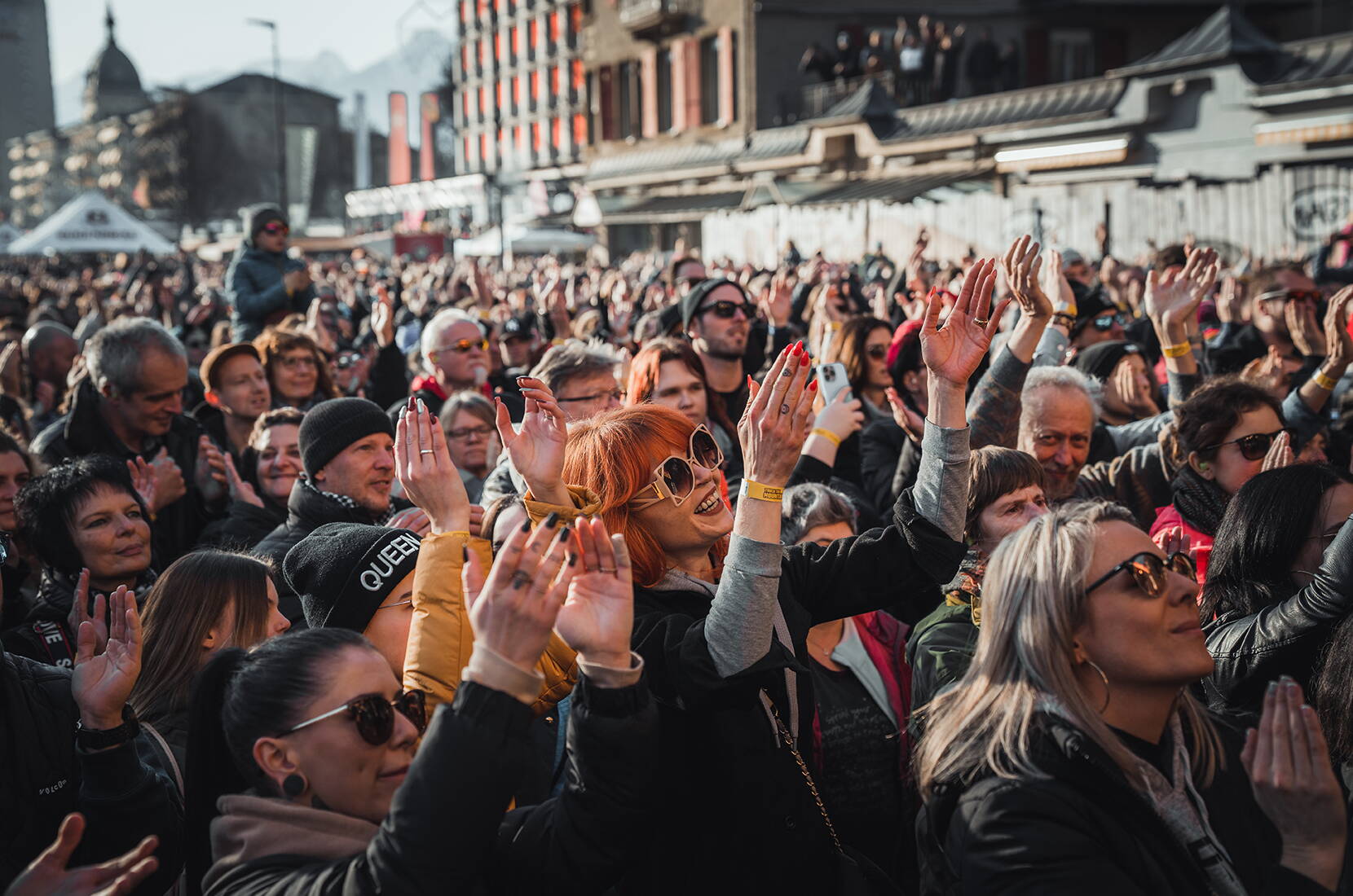 Le 1er janvier, un open-air unique vous attend au milieu des montagnes impressionnantes – en direct et plein d’émotions! Profitez de concerts en plein air d’artistes suisses de renom et laissez-vous envoûter par la musique entraînante et l’ambiance énergique.