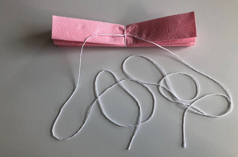 Heute zeigen wir dir, wie du mit wenig Geld und Aufwand fantastische Papierblumen falten kannst. Die Herstellung ist ganz einfach. Die perfekte Dekoration für die Sommerparty.