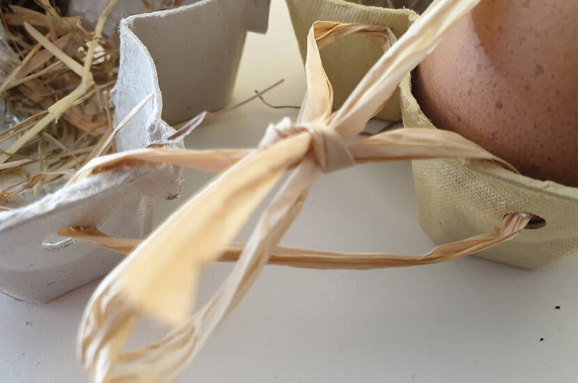 Osterkranz aus Eierkarton Wir zeigen dir, wie du als leeren Eierkartons einen wunderschönen Osterkranz bastelst. Durch die Verwendung von Recyclingmaterial belastest du die Umwelt nicht zusätzlich. Die genaue Schritt-für-Schritt-Anleitung gibt es kostenlos. Die perfekte Tischdeko für den österlichen Tisch.