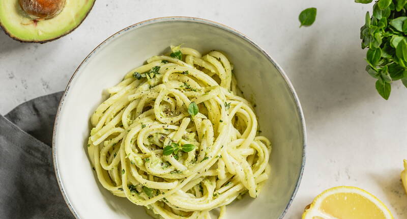 Cette délicieuse sauce à l'avocat accompagne parfaitement les pâtes et se prépare rapidement.