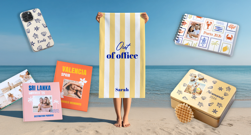 Serviettes personnalisées, livres photo, coques de téléphone et boîtes cadeaux présentés sur une plage calme pour des souvenirs d’été.