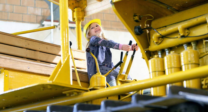 Buts d'excursion Mittelland - Excursion en famille au musée de la pelleteuse EBIANUM. Les petits visiteurs s'attardent dans le bac à sable, jouent au chantier avec des machines de construction en miniature, essaient différents tracteurs à pédales, chariots élévateurs et Bobby Cars et s'assoient dans une vraie pelleteuse, un camion, un dozer, un tracteur & Trax.