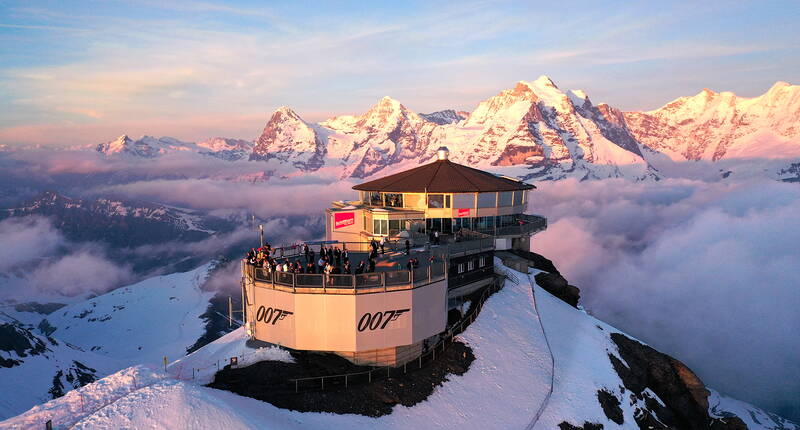 Familienausflug Schilthorn – Nirgends präsentiert sich die grandiose Bergwelt des Berner Oberlandes so imposant wie auf dem 2970 m hohen Schilthorn. Die Reise führt vorbei an tosenden Wasserfällen und schroffen Felswänden. 