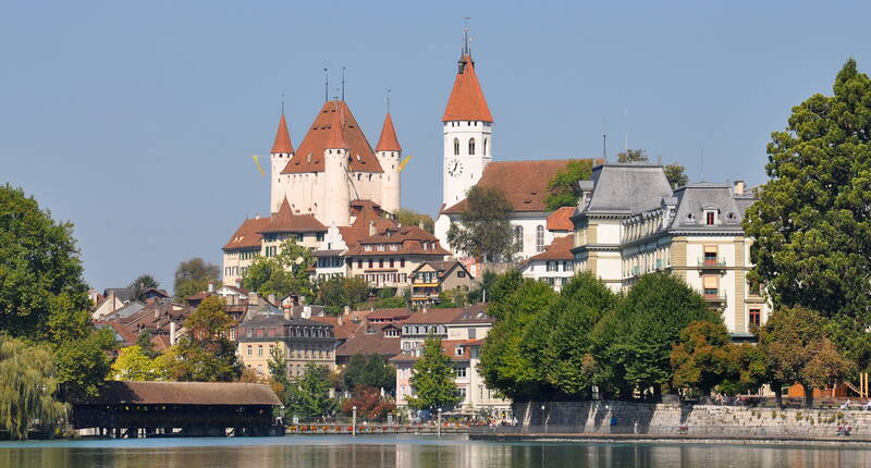 Excursion à Berne – Excursion en famille au château de Thoune. Puissant et sublime, le château des Zähringen trône au-dessus de la ville de Thoune. La plus grande salle de fête du haut Moyen-Âge conservée en Suisse fait revivre cette époque.