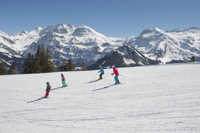 Breite und familienfreundliche Pisten am Betelberg bieten ideale Voraussetzungen für entspannte Skitage im Berner Oberland.