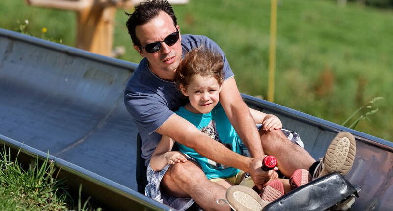 Rodelbahn fahren mit der ganzen Familie! Es geht tausend aufregende Meter abwärts.