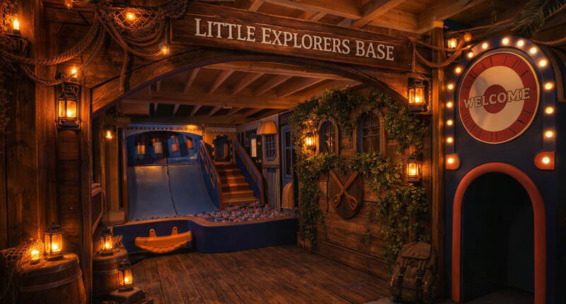 La Little Explorers Base è un’area decorata con cura, con luce calda, elementi da arrampicata e una piccola area scivolo. Perfetta per i bambini più piccoli che vogliono iniziare la loro avventura giocando.