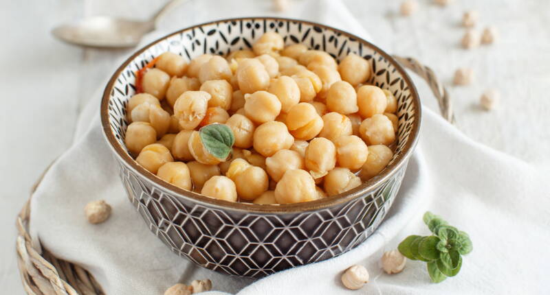 Des pois chiches tendres dans un bol te montrent une base polyvalente et riche en protéines pour des repas sains et équilibrés.