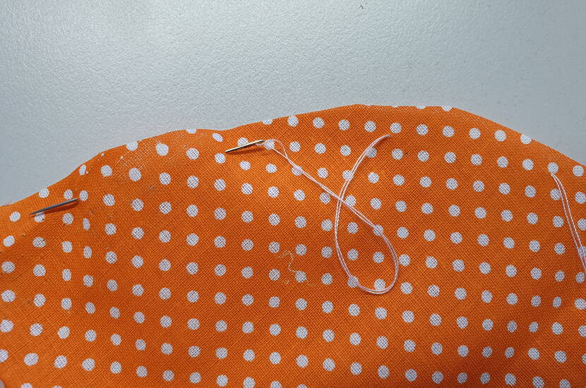 Schritt-für-Schritt Nähanleitung für schöne und haltbare Stoffkürbisse. Alles, was du brauchst, ist ein Stück Stoff in der gewünschten Farbe, Nadel & Faden, Stopfwatte, ein hübsches Satinband und ein kleines Aststück.