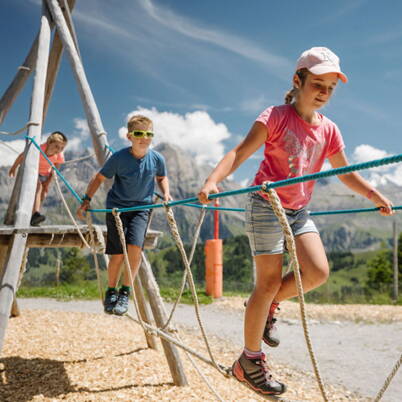 Spielplatz am Sillerenbühl für Familien und Kinder Kinder entdecken den Abenteuerspielplatz beim Restaurant Sillerenbühl am VogellisiBerg. Der familienfreundliche Spielbereich bietet Bewegung, Spiel und Bergpanorama für Gross und Klein.