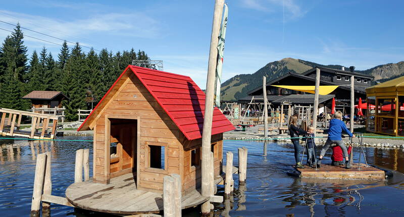 Das Mooraculum ist eröffnet! Familien und Schulklassen finden hier alles, was das Herz begehrt: Teiche mit Wasserspielgeräten, Geschicklichkeitsspiele, Ruheoasen, Picknickstellen – eine eigentliche Traumwelt.