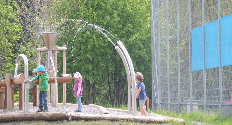 Excursion familiale à l'aire de jeux autour de l'énergie à Entlebuch. Sur la nouvelle place de jeux sur l'énergie, les enfants peuvent se consacrer de manière ludique au thème des énergies renouvelables. En même temps, ils peuvent utiliser leurs propres réserves d'énergie et s'en donner à cœur joie sur les nombreux jeux.