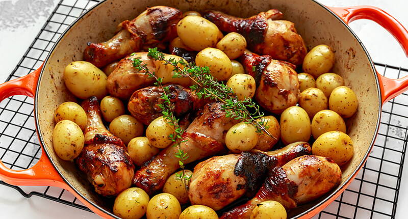 Una combinazione che convince. Questo piatto in padella si prepara in forno ed è perfetto da preparare. Le cosce di pollo con le patate novelle vengono messe in una teglia con pancetta e timo e cotte al forno.