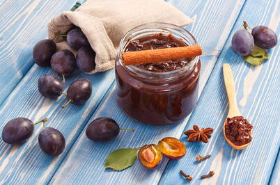 Aromatische Zwetschgen, verfeinert mit Zimt und Gewürzen, ergeben eine herbstliche Konfitüre mit warmem Geschmack.