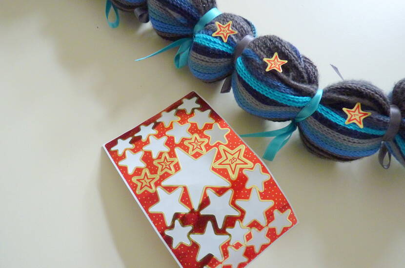 Aus einem alten Halstuch entsteht blitzschnell ein wunderbarer, einzigartiger und individueller Adventskalender, der Kinderaugen zum Strahlen bringt. 