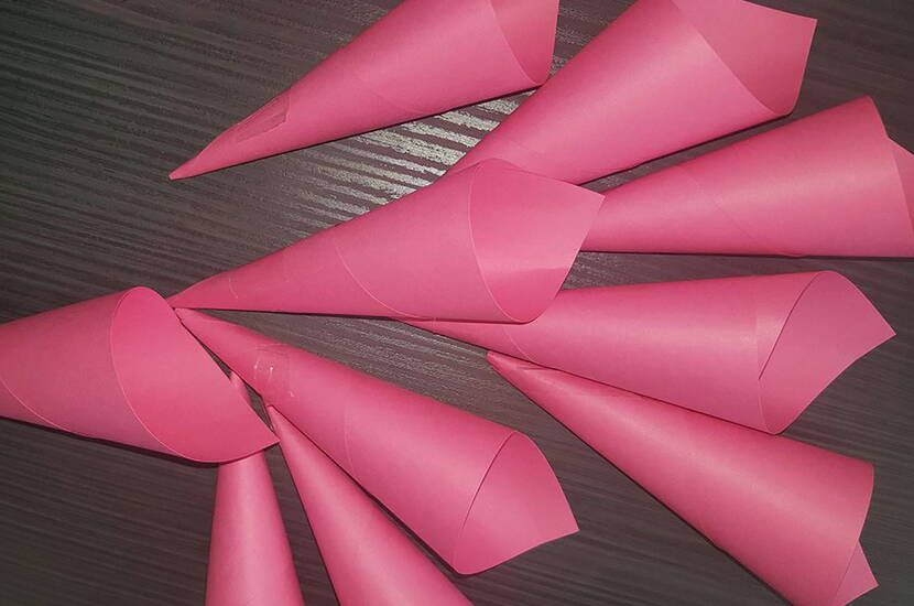 Bricole une belle décoration de porte pour le printemps, en suivant les instructions étape par étape.