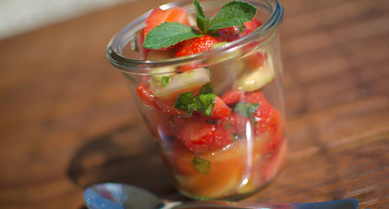 Unser Gurken-Erdbeer-Salat eignet sich sowohl als Vorspeise, Bestandteil eines reichhaltigen Apéro-Buffets oder als Dessert.