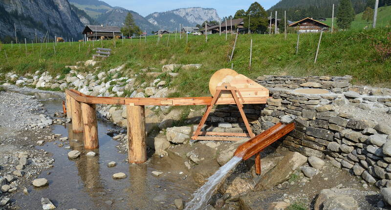 Familienausflug Wasserspielplatz «Gwunderwasser» Diemtigen. Hier können Kinder die natürliche Gewässerdynamik erfahren, Bäche umleiten, stauen und wieder befreien.