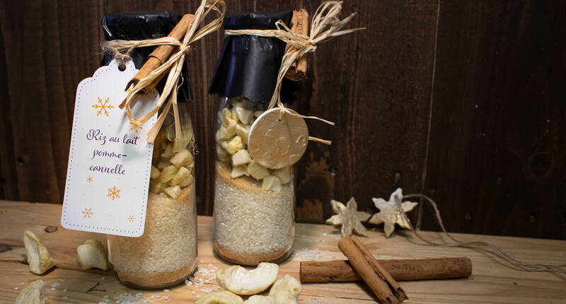 Riz au lait aux pommes et à la cannelle dans un verre - rempli en couches, un délicieux salut de la cuisine est créé. Les lunettes sont le cadeau de Noël idéal pour Grandpère, Grandmère Marraine ou Parrain. Et bien sûr, vous pouvez télécharger gratuitement l'étiquette avec les instructions de cuisson au verso.