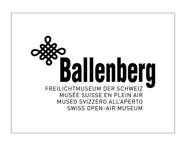 Schwarz-weisses Logo mit Schriftzug „Ballenberg“ und Zusatz in vier Sprachen „Freilichtmuseum der Schweiz“.