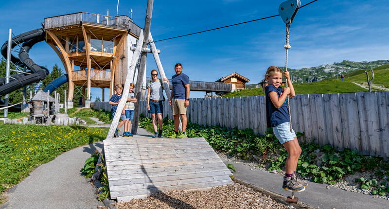 Escursione per famiglie Madrisa-Land. Provate il divertimento, i giochi e l'azione a Madrisa-Land. Se vi piace di più, andate a coccolarvi con le capre.