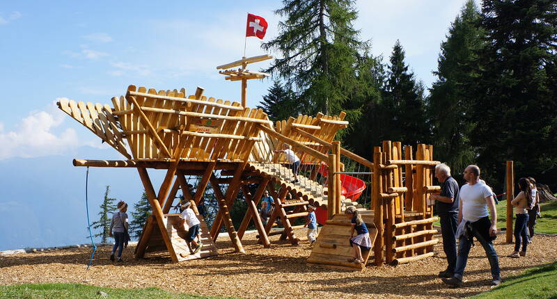 Pour les familles, Cardada Cimetta est l'endroit idéal pour s'amuser ensemble à l'air frais, dans un paysage fabuleux; deux zones de jeux, un chemin de promenade ludique, une aire de jeux «Arche de Noé» et une chasse au trésor autour de la montagne.