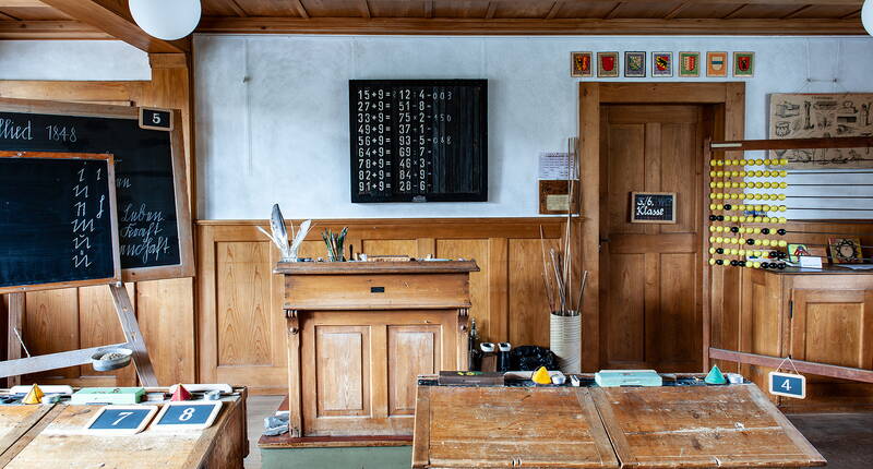 Excursion en famille au musée de l'école de Berne à Köniz. Tu aimerais voir à quoi ressemblait une salle de classe lorsque tes grands-parents allaient à l'école?