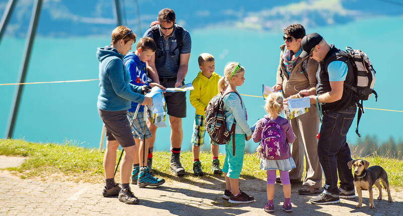 Familienausflug Alpen-OL Niederhorn. Für jedes Alter & Können existiert ein geeigneter Pfad. Spannende Suche und gewiefte Orientierung bringt allen Generationen den grossen Spass. Die Lebenserfahrung der Grossmutter kann die nötige Entscheidung bringen, um ans Ziel zu gelangen.