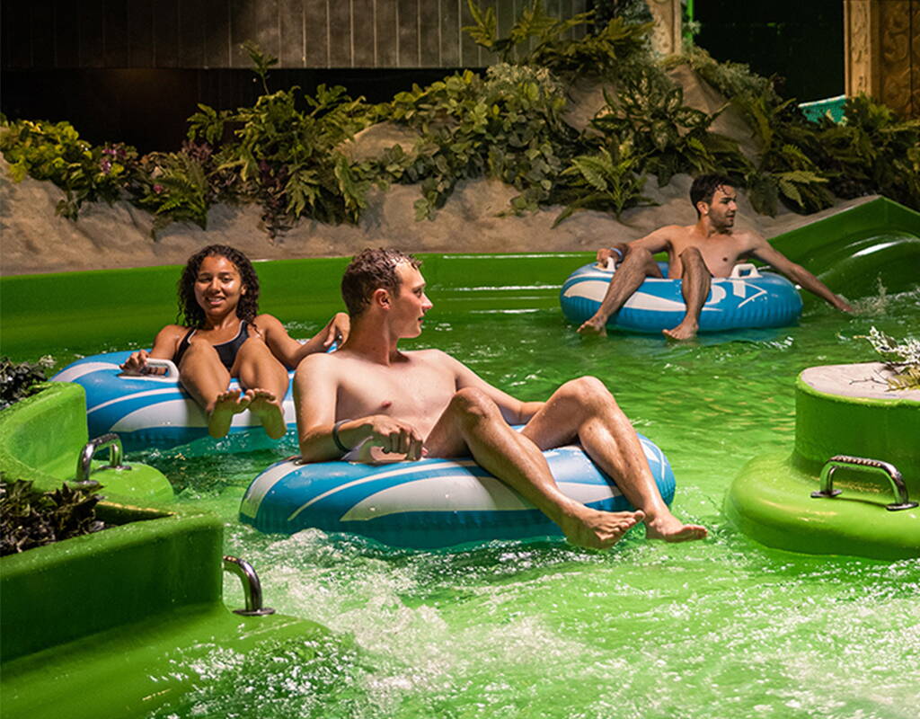 Non vediamo l'ora di visitare la famosa e incomparabile piscina d'avventura della Svizzera centrale. Lasciatevi andare alla deriva nella piscina del fiume Rio Mare e tuffatevi nelle onde della piscina coperta. Scaricate subito il vostro buono sconto e prendete uno dei cerchi d'acqua Alpamare.