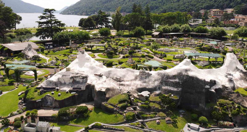 Veduta aerea di Swissminiatur a Melide. Il parco ospita attrazioni svizzere, linee ferroviarie, montagne e paesaggi in miniatura su un’ampia area all’aperto affacciata sul Lago di Lugano.