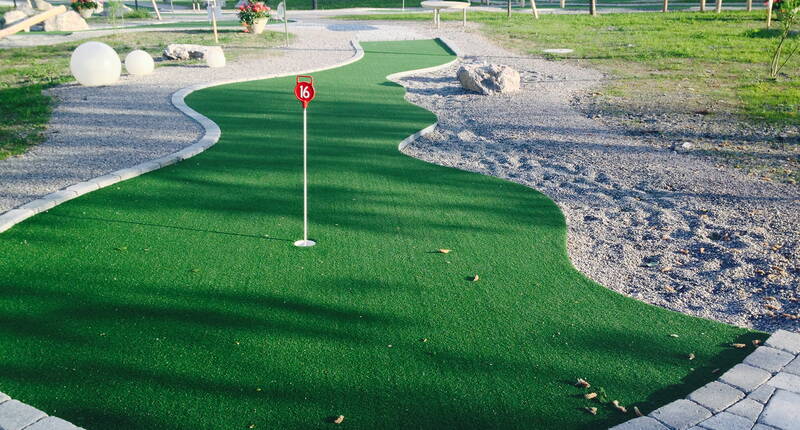 Excursion Berne – Brandis tes clubs de golf dans la baie de Spiez et passe une journée pleine d'action avec tes proches.