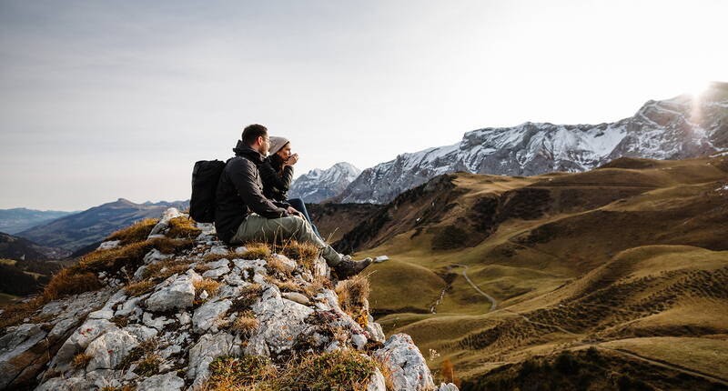 Diese wunderbare Route erschliesst den gesamten Talabschluss vom weltberühmten Chuenisbärgli bis zum Sillerenbühl. Die Tour beginnt auf knapp 2000 m ü. M. – am Wochenende bringt dich die Sesselbahn zeitsparend vom Bergläger aufs Höchsthorn. 