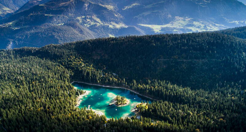 Excursion en famille au lac de Cauma – Le lac de Cauma est entouré de forêts sur trois côtés; une île boisée se trouve au milieu du lac. L'eau est d'un vert turquoise frappant et agréablement fraîche.