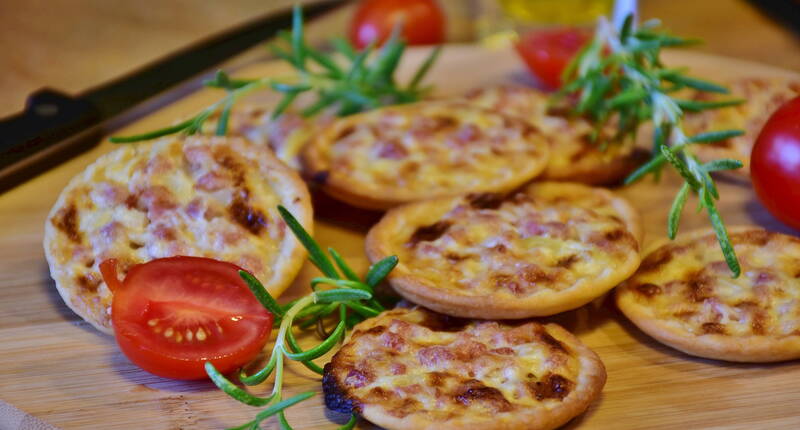 Die Flammkuchen Taler sind der perfekte Snack für einen entspannten Abend vor dem Fernseher oder als Bestandteil eines unkomplizierten Apéro-Buffets. Da der Teig keine Ruhezeit benötigt, sind sie superschnell hergestellt. Das günstige Budget Rezept überzeugt und auch die Kinder lieben es.