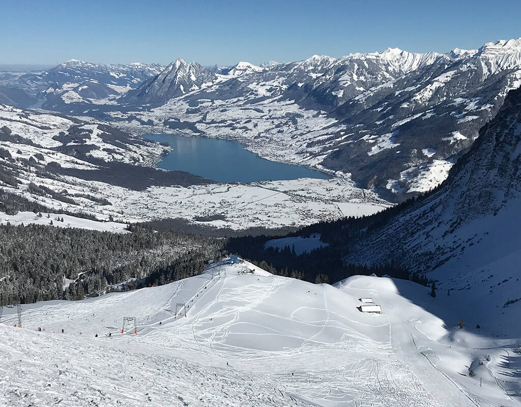 Télécharge ton bon de réduction et passe une journée de ski inoubliable sur la station familiale de Mörlialp. Tu peux louer des skis, faire du snowbike, du ski de piste, de la luge, des raquettes, du ski de piste, et bien plus encore. Qu'est-ce que tu attends encore?