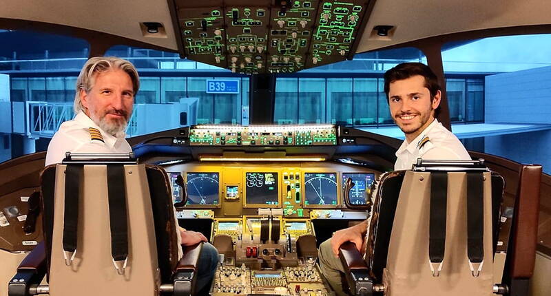 Sperimentate e volate insieme sopra le Alpi svizzere, Hong Kong o Dubai, sorseggiate un sorso di champagne sopra le nuvole, pilotate il nostro B777, F/A-18 e/o gareggiate nel simulatore di gara X-perience, una combinazione fantastica e unica.