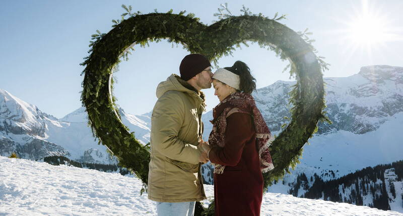 Le Vogellisi n'est pas le seul à être tombé amoureux du paysage enneigé des sommets d'Adelboden. Le tout nouveau sentier thématique hivernal avec différents postes entre Sillerenbühl et Geils fait battre les cœurs.