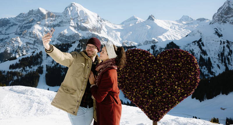 Le Vogellisi n'est pas le seul à être tombé amoureux du paysage enneigé des sommets d'Adelboden. Le tout nouveau sentier thématique hivernal avec différents postes entre Sillerenbühl et Geils fait battre les cœurs.