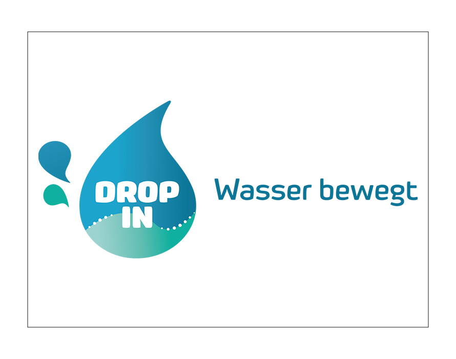Logo mit blau-grünem Wassertropfen und Schriftzug „Drop In – Wasser bewegt“.