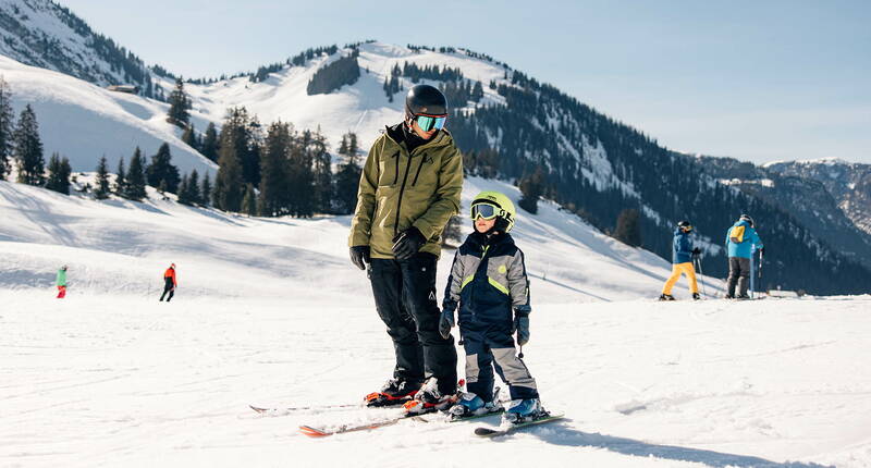 Gita in famiglia Wiriehorn. Godetevi una splendida giornata di sport sulla neve nel comprensorio sciistico per famiglie Wiriehorn. Oltre a 17,5 km. Oltre a 17 km di piste, al Berghotel vi aspettano due piste da slittino preparate e una ristorazione adatta alle famiglie.