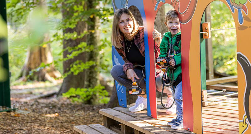Un bambino esplora un percorso ludico pensato per i piccoli esploratori del parco avventura Interlaken.