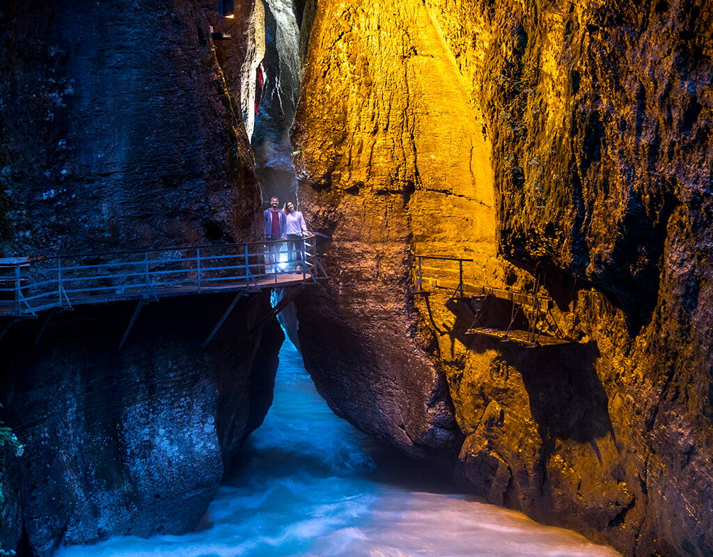 Le spectacle naturel mystique des gorges de l'Aar dans l'Oberland bernois peut être exploré sur des sentiers sûrs et confortables. Le chemin de 1,4 km à travers les gorges dure environ 40 minutes et constitue une excursion parfaite, surtout lors des chaudes journées d'été. Télécharge ton entrée gratuite et c'est parti!