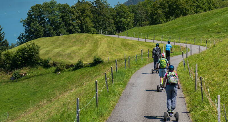 Voucher gratuito per il noleggio della bikeboard per Klewenalp. Approfitta dell'offerta e scarica un voucher per il noleggio gratuito. L'offerta è valida per bambini e ragazzi dai 12 ai 16 anni e non può essere combinata con altre promozioni. 